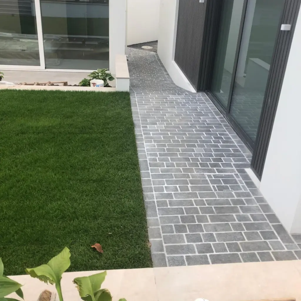 Granite Cobbles Black Coachman Cropped, Flamed & Tumbled