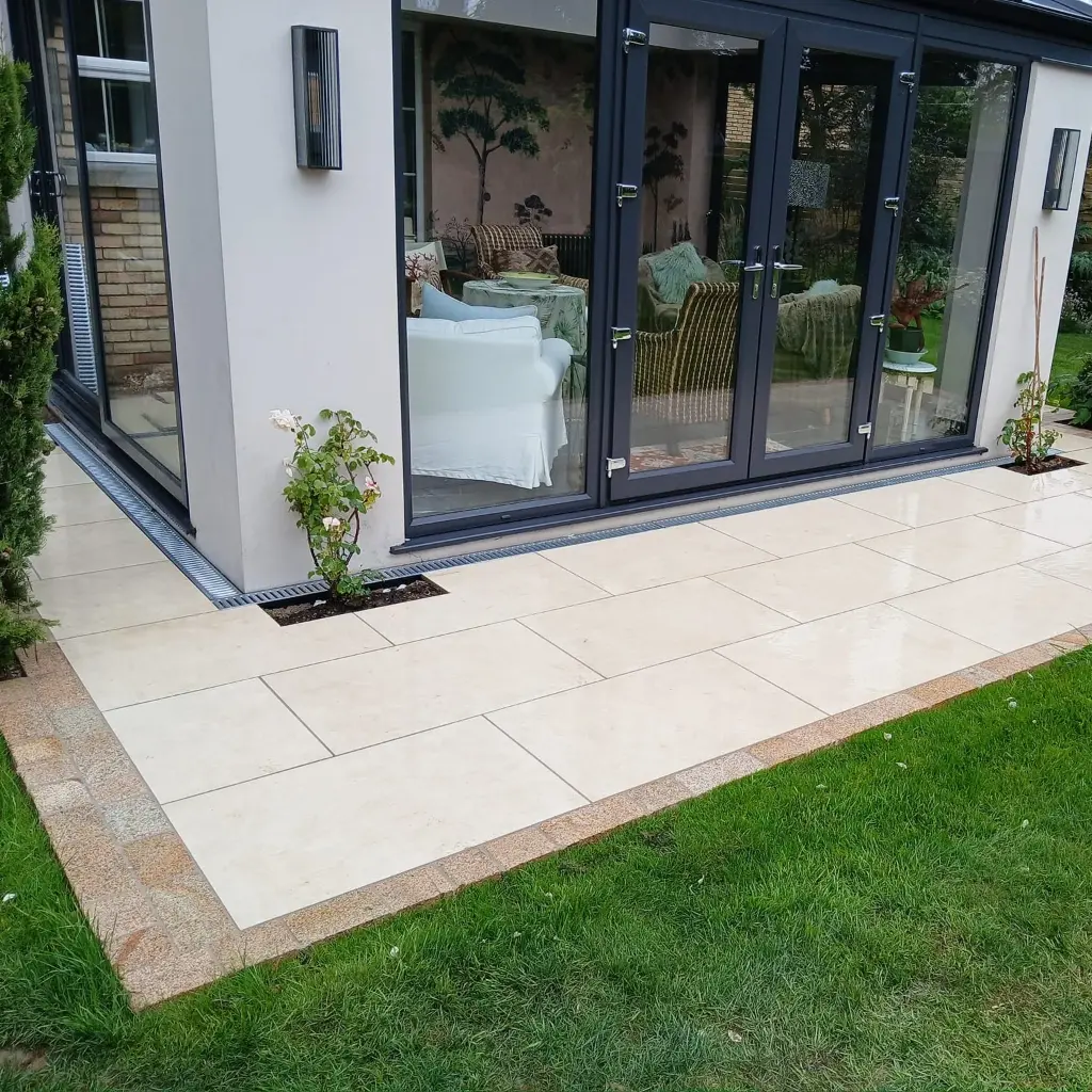 Granite Cobbles Coachman Gold Sawn Edge, Bush Hammered & Lightly Tumbled 