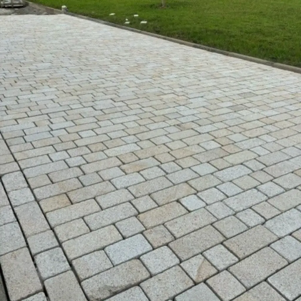 Granite Cobbles Coachman Gold Sawn Edge, Bush Hammered & Lightly Tumbled 