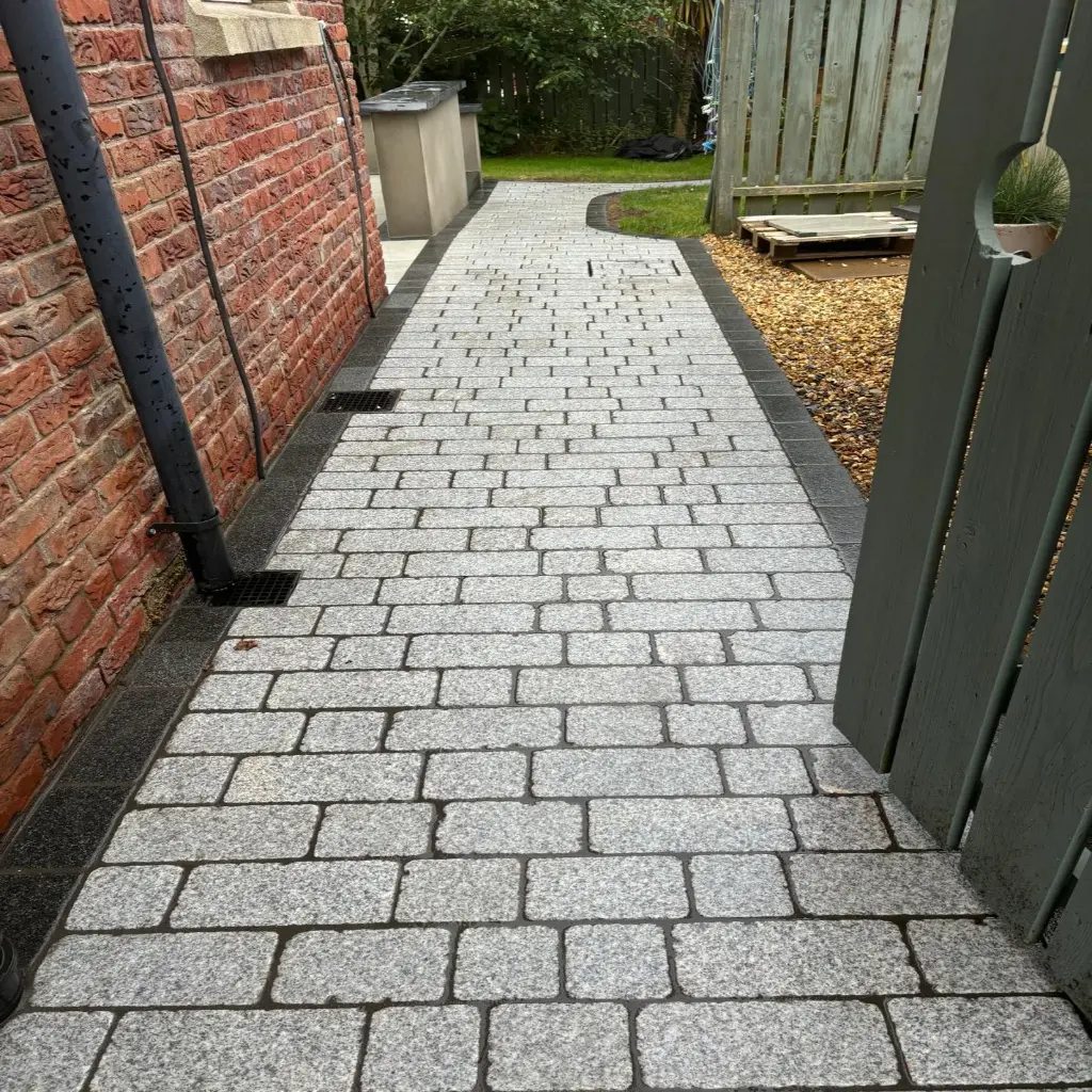 Granite Cobbles Silver Grey Coachman Sawn Edge, Flamed & Lightly Tumbled