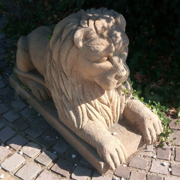 Sandstone Decorative Lion Oak